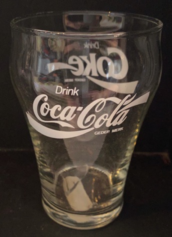 308043-2 € 3,00 coca cola glas witte letters D7 H 10,5 cm.jpeg